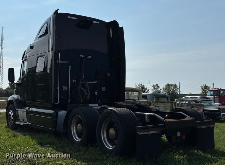 image for item EN5607 2016 Peterbilt 587 semi truck