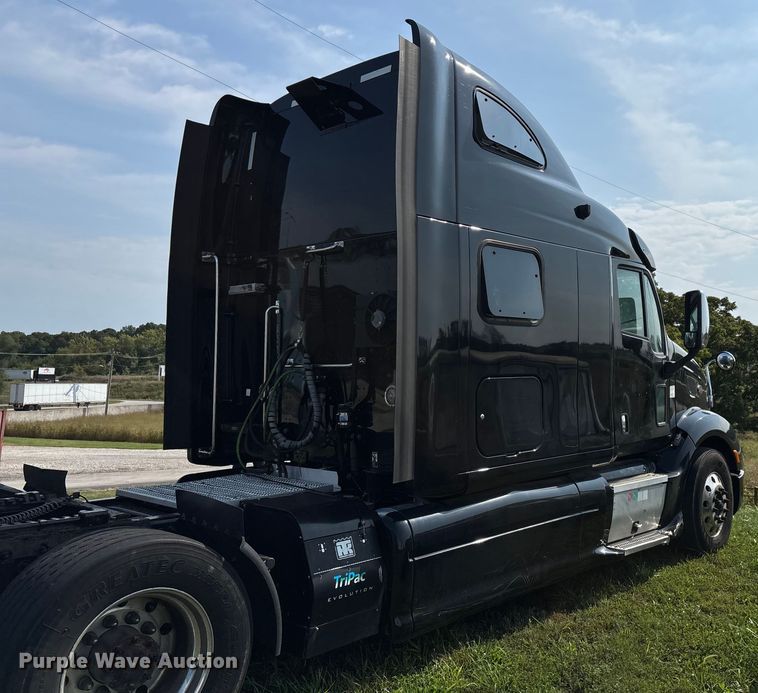 image for item EN5607 2016 Peterbilt 587 semi truck