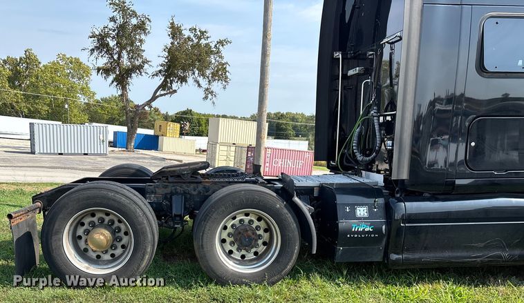 image for item EN5607 2016 Peterbilt 587 semi truck