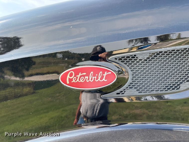 image for item EN5607 2016 Peterbilt 587 semi truck
