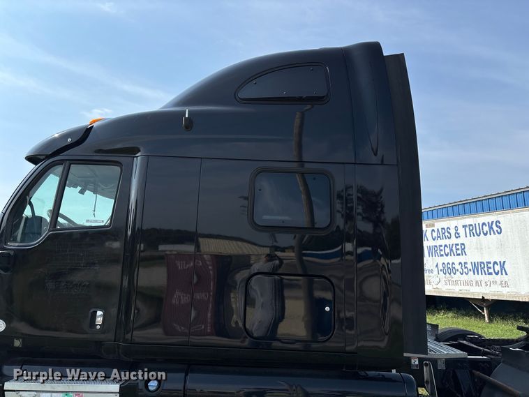 image for item EN5607 2016 Peterbilt 587 semi truck