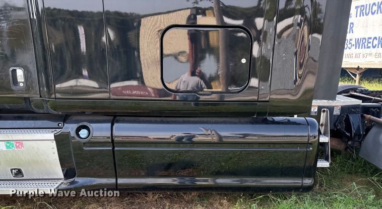 image for item EN5607 2016 Peterbilt 587 semi truck