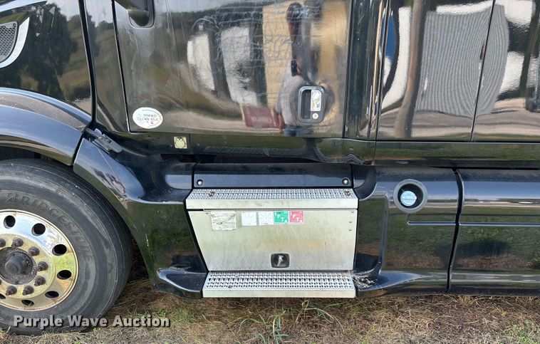 image for item EN5607 2016 Peterbilt 587 semi truck