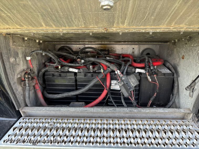 image for item EN5607 2016 Peterbilt 587 semi truck