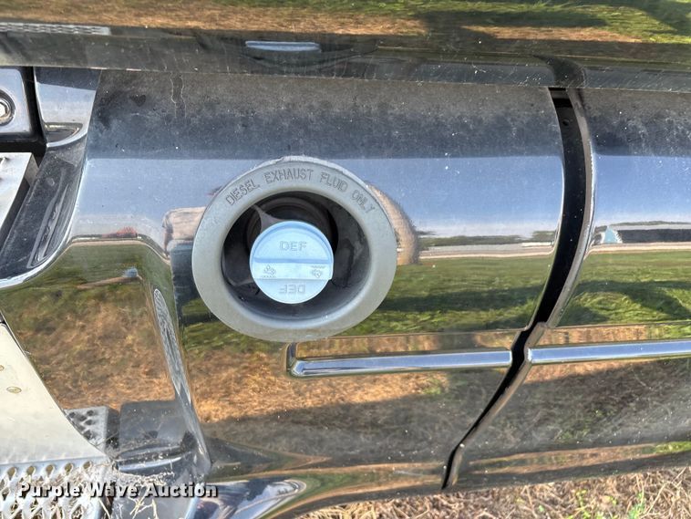 image for item EN5607 2016 Peterbilt 587 semi truck