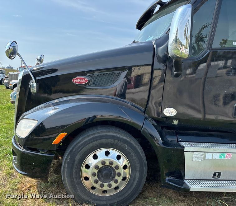 image for item EN5607 2016 Peterbilt 587 semi truck