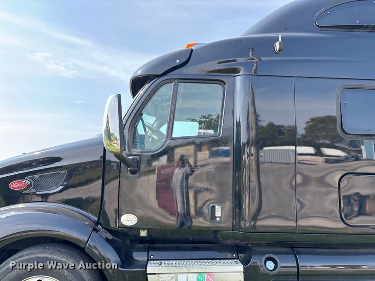 image for item EN5607 2016 Peterbilt 587 semi truck