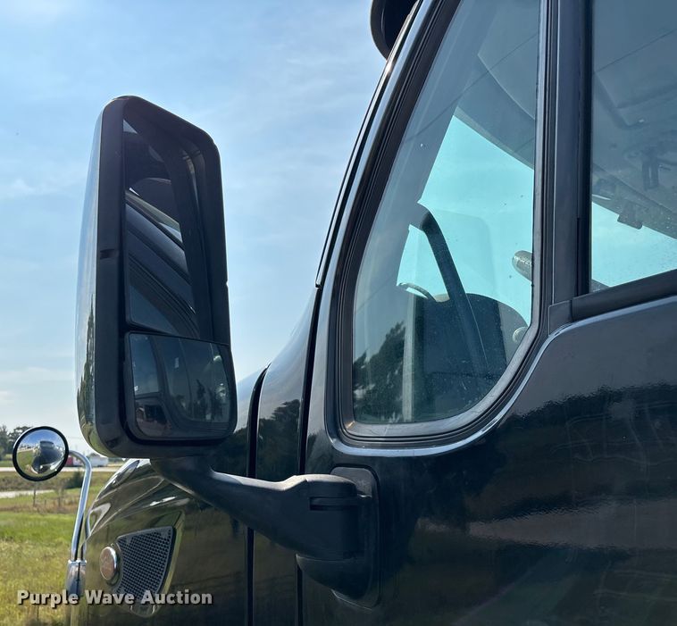 image for item EN5607 2016 Peterbilt 587 semi truck