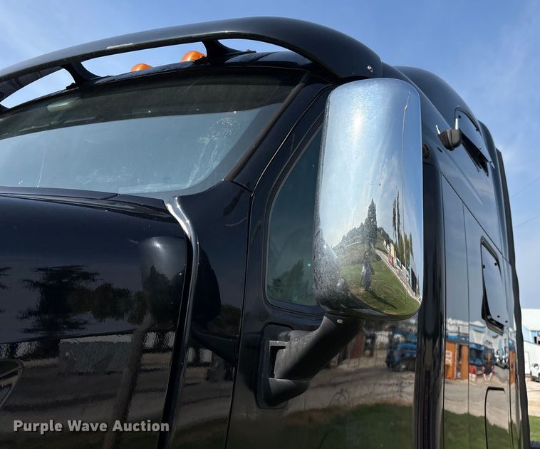 image for item EN5607 2016 Peterbilt 587 semi truck