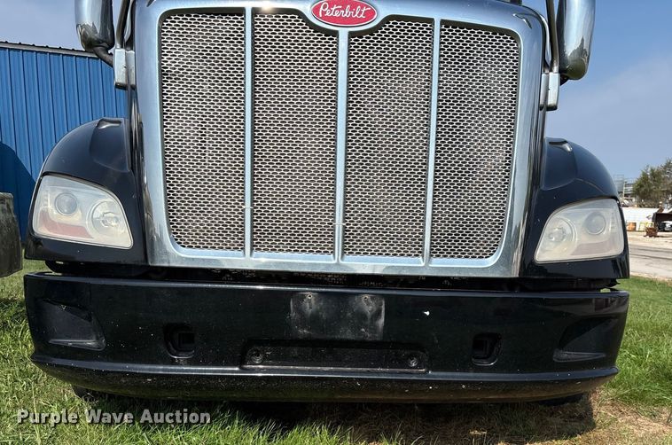 image for item EN5607 2016 Peterbilt 587 semi truck
