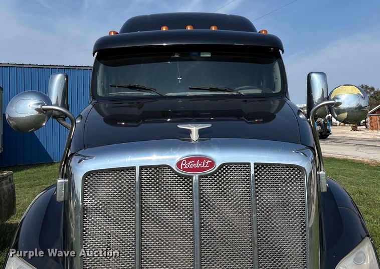 image for item EN5607 2016 Peterbilt 587 semi truck
