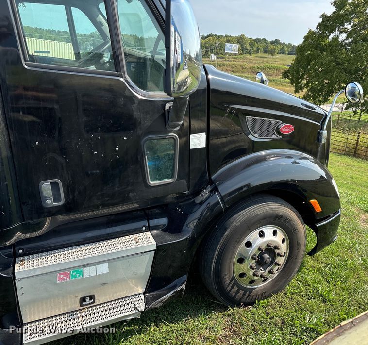 image for item EN5607 2016 Peterbilt 587 semi truck