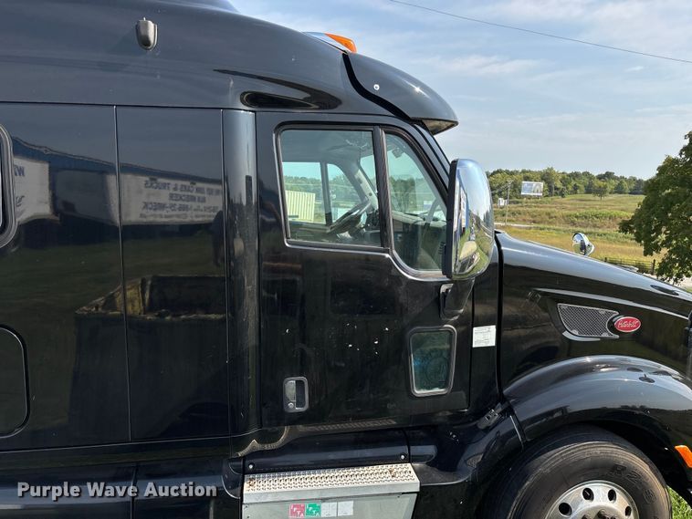 image for item EN5607 2016 Peterbilt 587 semi truck