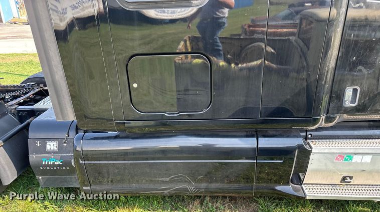 image for item EN5607 2016 Peterbilt 587 semi truck