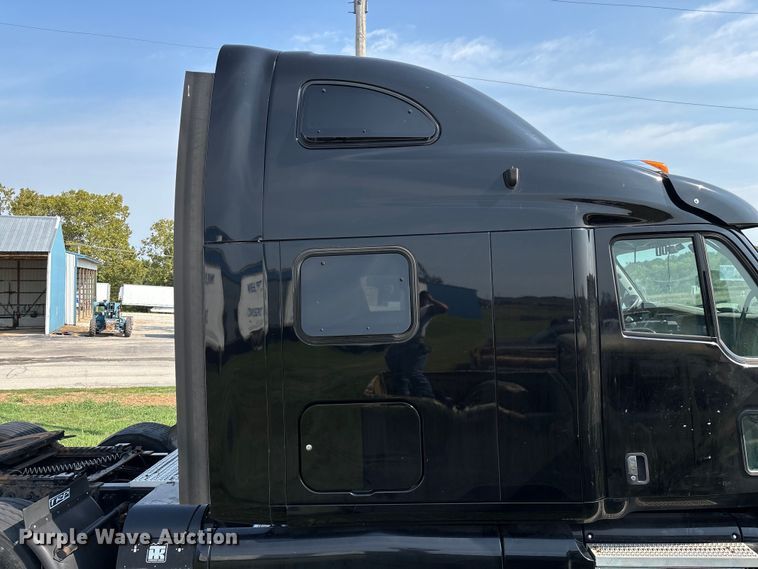 image for item EN5607 2016 Peterbilt 587 semi truck