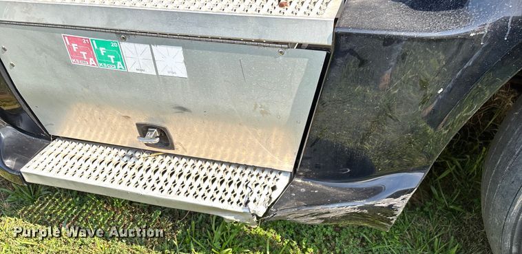 image for item EN5607 2016 Peterbilt 587 semi truck