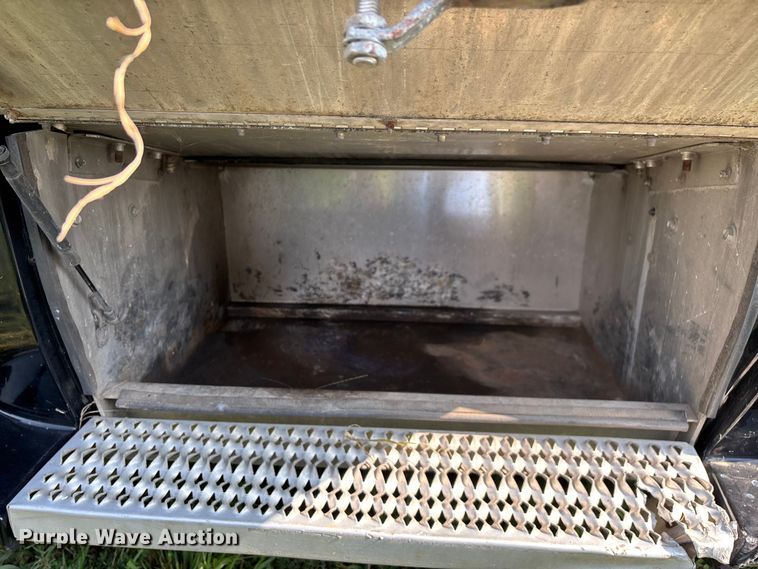 image for item EN5607 2016 Peterbilt 587 semi truck