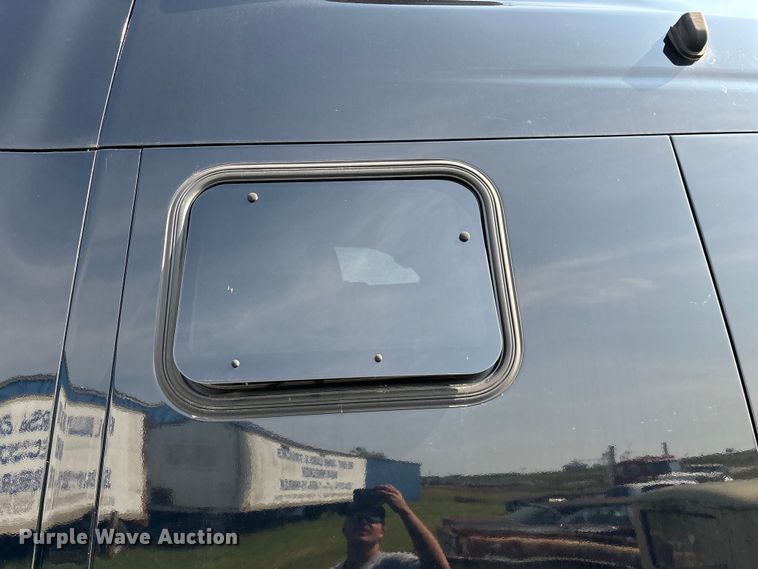 image for item EN5607 2016 Peterbilt 587 semi truck