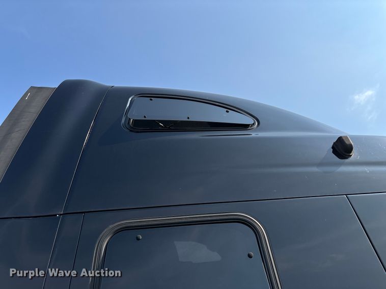 image for item EN5607 2016 Peterbilt 587 semi truck