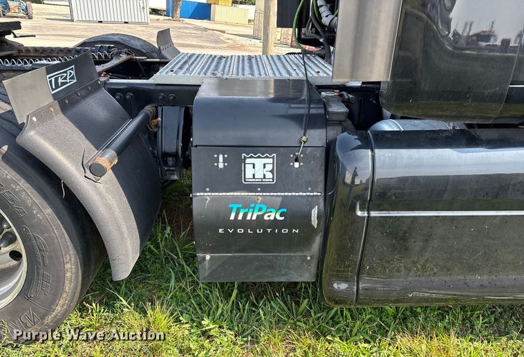 image for item EN5607 2016 Peterbilt 587 semi truck