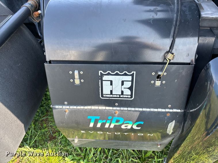 image for item EN5607 2016 Peterbilt 587 semi truck