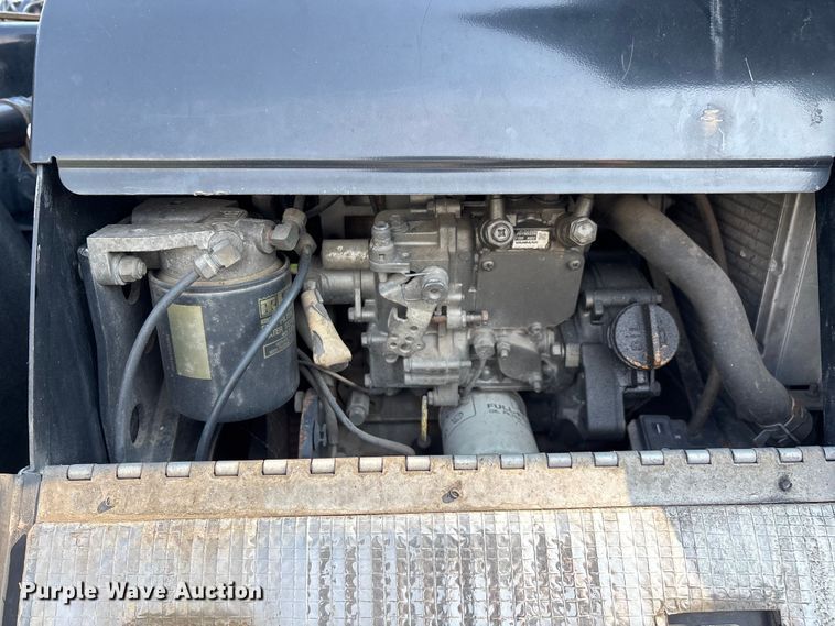 image for item EN5607 2016 Peterbilt 587 semi truck