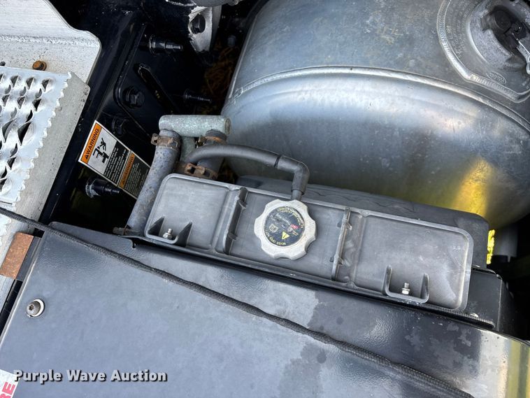 image for item EN5607 2016 Peterbilt 587 semi truck