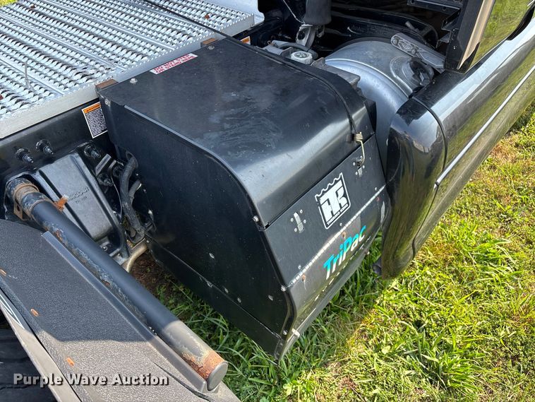 image for item EN5607 2016 Peterbilt 587 semi truck