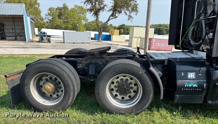 image for item EN5607 2016 Peterbilt 587 semi truck