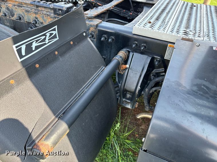 image for item EN5607 2016 Peterbilt 587 semi truck