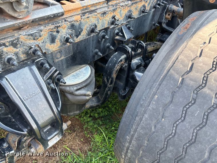 image for item EN5607 2016 Peterbilt 587 semi truck