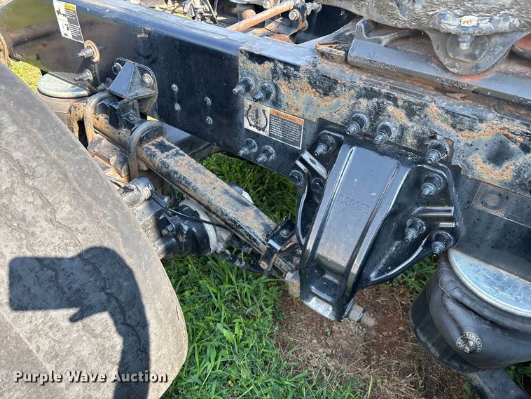 image for item EN5607 2016 Peterbilt 587 semi truck