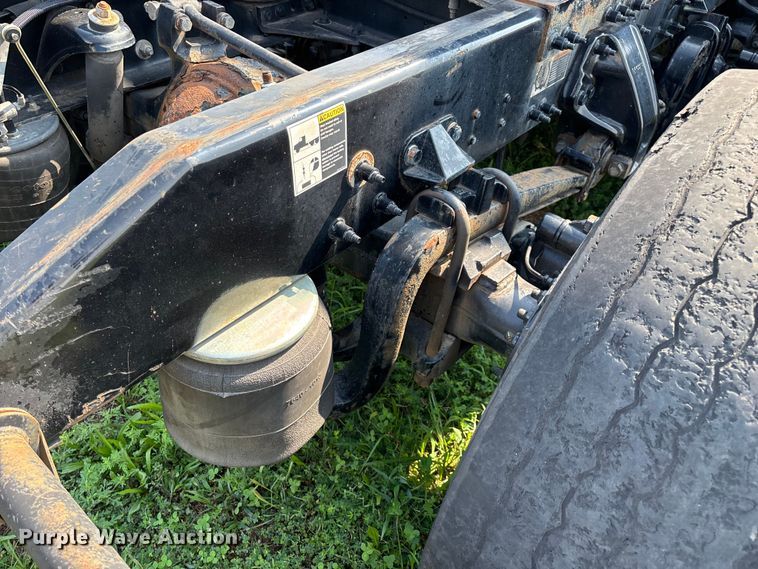 image for item EN5607 2016 Peterbilt 587 semi truck