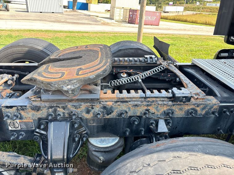 image for item EN5607 2016 Peterbilt 587 semi truck