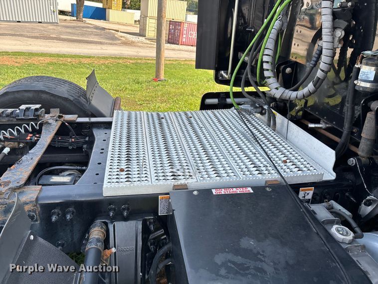 image for item EN5607 2016 Peterbilt 587 semi truck