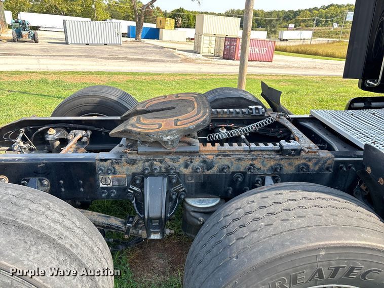 image for item EN5607 2016 Peterbilt 587 semi truck