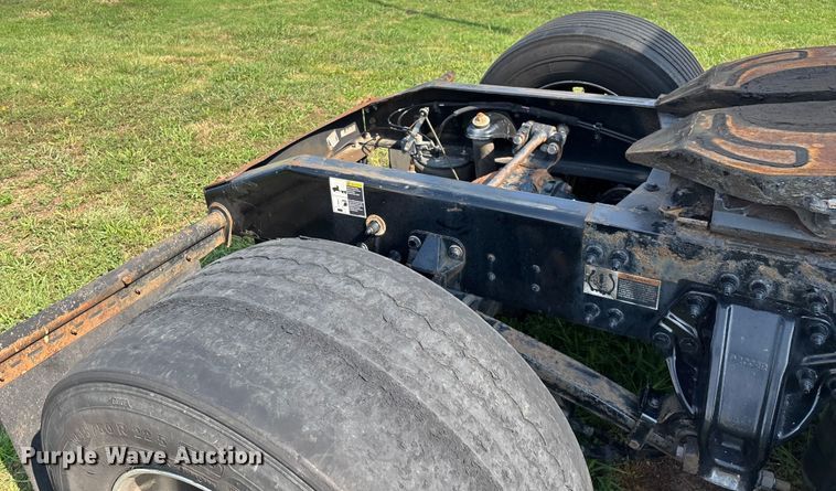 image for item EN5607 2016 Peterbilt 587 semi truck