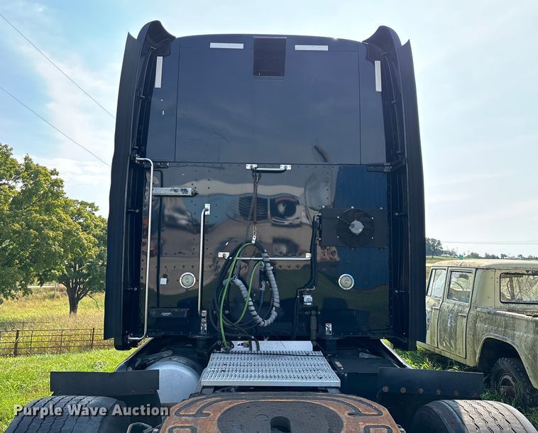 image for item EN5607 2016 Peterbilt 587 semi truck