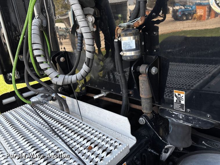 image for item EN5607 2016 Peterbilt 587 semi truck