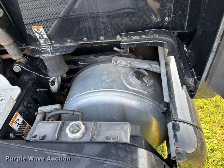 image for item EN5607 2016 Peterbilt 587 semi truck