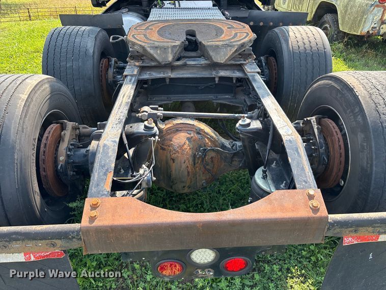 image for item EN5607 2016 Peterbilt 587 semi truck