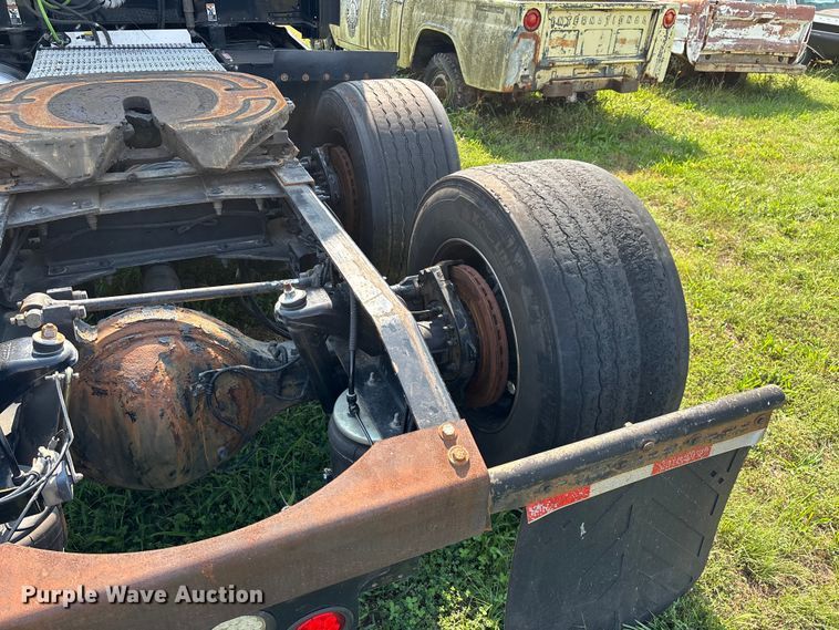 image for item EN5607 2016 Peterbilt 587 semi truck