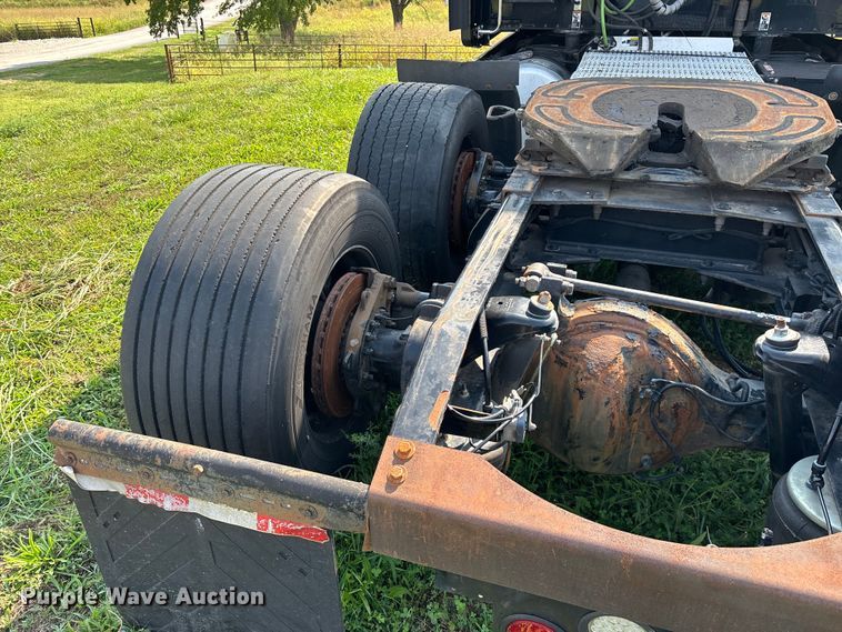 image for item EN5607 2016 Peterbilt 587 semi truck