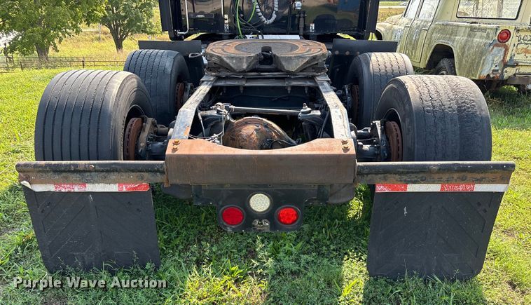 image for item EN5607 2016 Peterbilt 587 semi truck