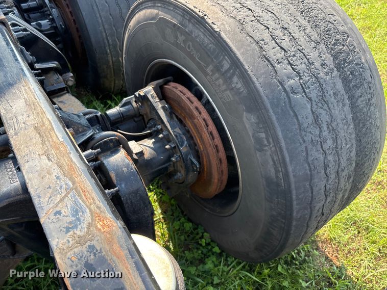 image for item EN5607 2016 Peterbilt 587 semi truck