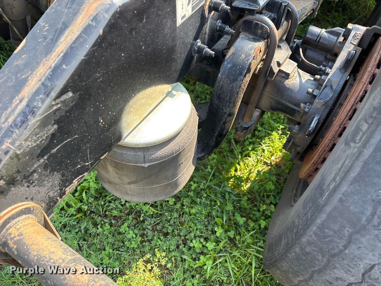 image for item EN5607 2016 Peterbilt 587 semi truck