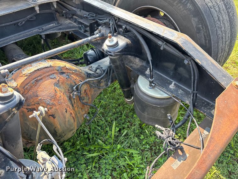 image for item EN5607 2016 Peterbilt 587 semi truck