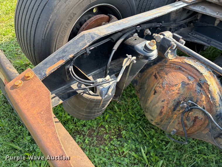 image for item EN5607 2016 Peterbilt 587 semi truck