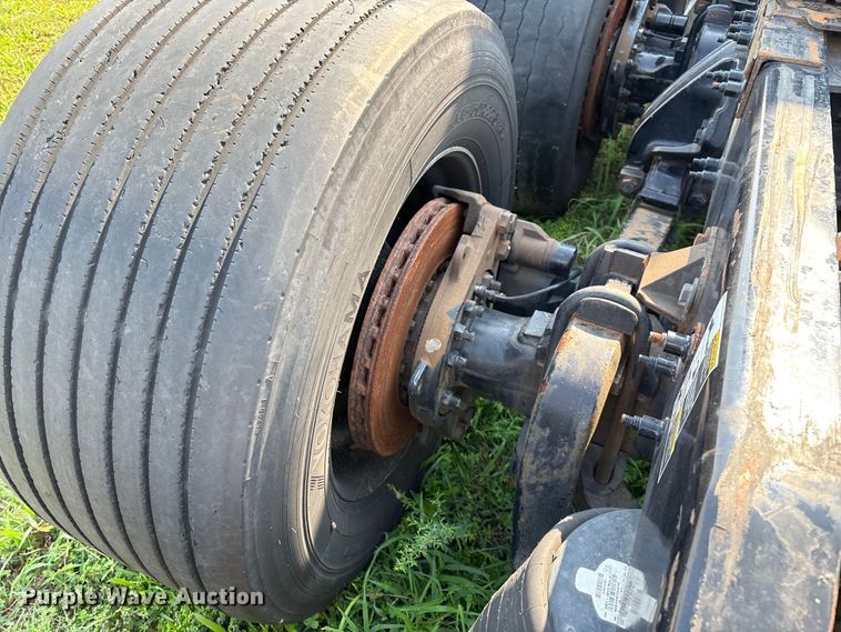 image for item EN5607 2016 Peterbilt 587 semi truck