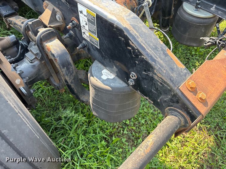 image for item EN5607 2016 Peterbilt 587 semi truck